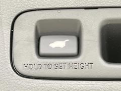 【パワーバックドア】スマートキーや運転席のボタンを押すだけでリアゲートが自動で開閉します！荷物を持っている時や、高い位置にあるバックドアを閉める際に便利な機能です♪ 4