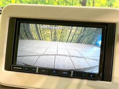 【バックカメラ】駐車時に後方がリアルタイム映像で確認できます。大型商業施設や立体駐車場での駐車時や、夜間のバック時に大活躍！運転スキルに関わらず、今や必須となった装備のひとつです！ 5