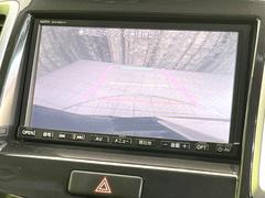 【バックカメラ】駐車時に後方がリアルタイム映像で確認できます。大型商業施設や立体駐車場での駐車時や、夜間のバック時に大活躍！運転スキルに関わらず、今や必須となった装備のひとつです！ 4