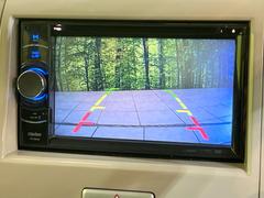 【バックカメラ】駐車時に後方がリアルタイム映像で確認できます。大型商業施設や立体駐車場での駐車時や、夜間のバック時に大活躍！運転スキルに関わらず、今や必須となった装備のひとつです！ 4