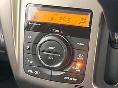 【オートエアコン】一度お好みの温度に設定すれば、車内の温度を検知し風量や温度を自動で調整。暑い…寒い…と何度もスイッチ操作をする必要はありません。快適な車内空間には必須の機能ですね♪ 7