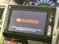 【純正ナビ】人気の純正ナビを装備しております。ナビの使いやすさはもちろん、オーディオ機能も充実！キャンプや旅行はもちろん、通勤や買い物など普段のドライブも楽しくなるはず♪ 4