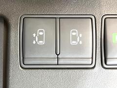 【両側パワースライドドア】スマートキーや運転席のスイッチで後席両側スライドドアの開閉が可能♪電動だから力を入れてドアを開ける必要が無く、小さなお子様でも簡単に開け閉めでき快適です♪ 7