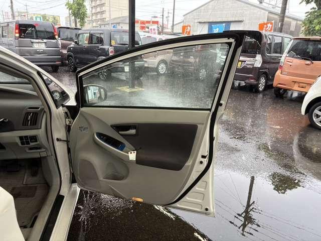 プリウス Ｓツーリングセレクション　禁煙　ナビＴＶ　Ｂカメラ　ＥＴＣ　スマキ―　エアロ（13枚目）