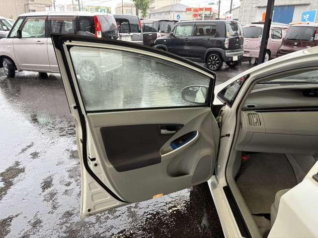 プリウス Ｓツーリングセレクション　禁煙　ナビＴＶ　Ｂカメラ　ＥＴＣ　スマキ―　エアロ（14枚目）