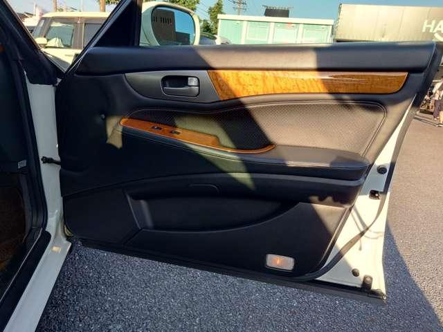 ガリュー 　禁煙　左ハンドル　ＲＲ仕様　Ｖ８　ＥＴＣ　黒革　サンルーフ　アルミ（17枚目）