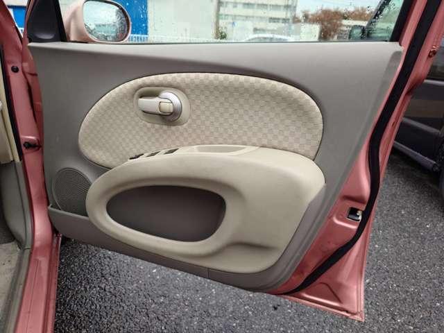 タイヤの山は部山あります！☆ＭＥＧＡ級展示場在庫１８０台以上！☆軽自動車コーナー、コンパクト車コーナー、１ＢＯＸ＆ステーションワゴンコーナー、輸入車コーナーずらりとご用意しております♪