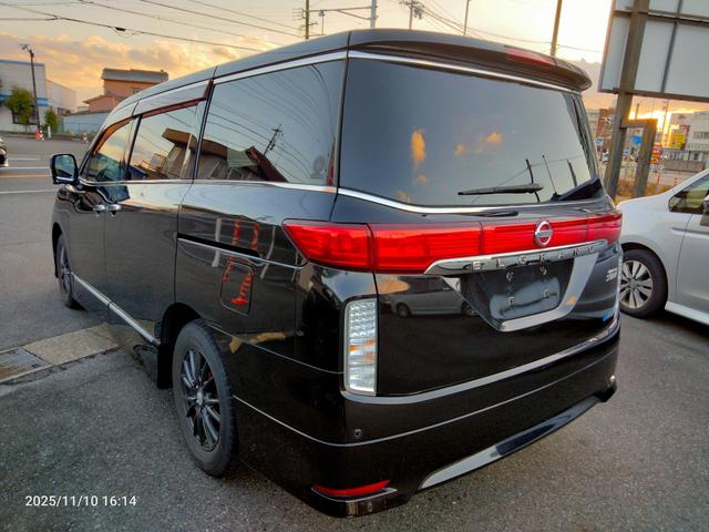 エルグランド ２５０ハイウェイスター　ナビ　フルセグＴＶ　アラウンドビューカメラ　新品タイヤ　後部モニター　ＤＶＤ　ＢＬＵＥＴＯＯＴＨ　両側パワスラ　インテリキー　プッシュスタート　コーナーセンサー　ＨＩＤヘッドライト（3枚目）