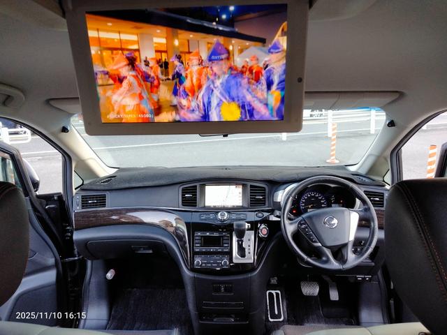 エルグランド ２５０ハイウェイスター　ナビ　フルセグＴＶ　アラウンドビューカメラ　新品タイヤ　後部モニター　ＤＶＤ　ＢＬＵＥＴＯＯＴＨ　両側パワスラ　インテリキー　プッシュスタート　コーナーセンサー　ＨＩＤヘッドライト（9枚目）