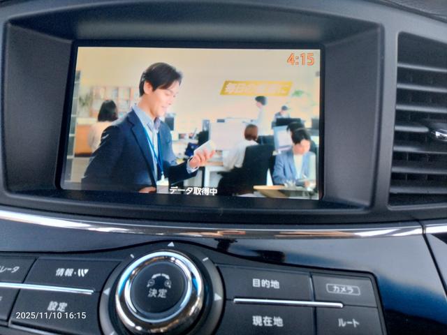 エルグランド ２５０ハイウェイスター　ナビ　フルセグＴＶ　アラウンドビューカメラ　新品タイヤ　後部モニター　ＤＶＤ　ＢＬＵＥＴＯＯＴＨ　両側パワスラ　インテリキー　プッシュスタート　コーナーセンサー　ＨＩＤヘッドライト（10枚目）