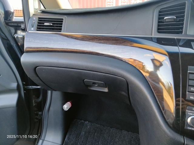 エルグランド ２５０ハイウェイスター　ナビ　フルセグＴＶ　アラウンドビューカメラ　新品タイヤ　後部モニター　ＤＶＤ　ＢＬＵＥＴＯＯＴＨ　両側パワスラ　インテリキー　プッシュスタート　コーナーセンサー　ＨＩＤヘッドライト（31枚目）