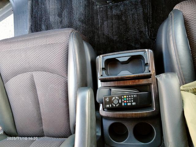 エルグランド ２５０ハイウェイスター　ナビ　フルセグＴＶ　アラウンドビューカメラ　新品タイヤ　後部モニター　ＤＶＤ　ＢＬＵＥＴＯＯＴＨ　両側パワスラ　インテリキー　プッシュスタート　コーナーセンサー　ＨＩＤヘッドライト（34枚目）