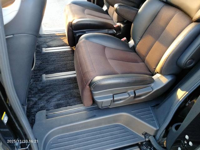 エルグランド ２５０ハイウェイスター　ナビ　フルセグＴＶ　アラウンドビューカメラ　新品タイヤ　後部モニター　ＤＶＤ　ＢＬＵＥＴＯＯＴＨ　両側パワスラ　インテリキー　プッシュスタート　コーナーセンサー　ＨＩＤヘッドライト（38枚目）