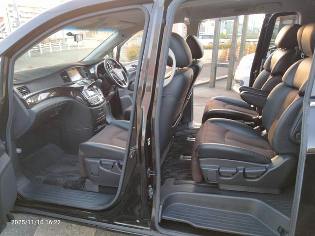 エルグランド ２５０ハイウェイスター　ナビ　フルセグＴＶ　アラウンドビューカメラ　新品タイヤ　後部モニター　ＤＶＤ　ＢＬＵＥＴＯＯＴＨ　両側パワスラ　インテリキー　プッシュスタート　コーナーセンサー　ＨＩＤヘッドライト（46枚目）