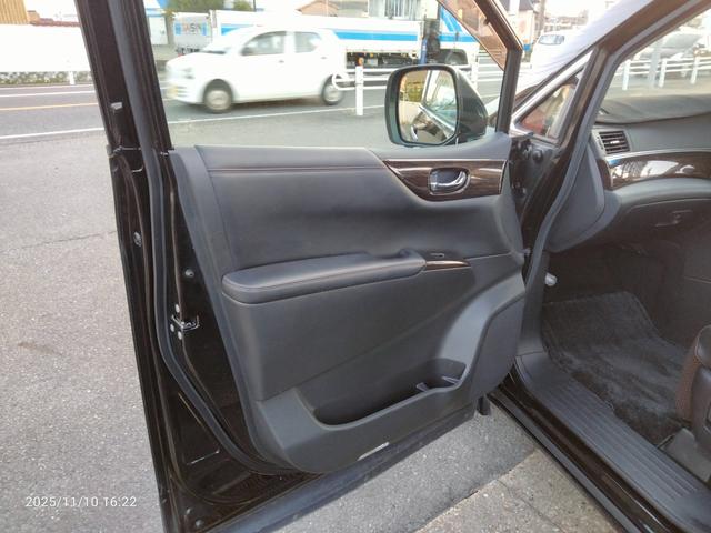 エルグランド ２５０ハイウェイスター　ナビ　フルセグＴＶ　アラウンドビューカメラ　新品タイヤ　後部モニター　ＤＶＤ　ＢＬＵＥＴＯＯＴＨ　両側パワスラ　インテリキー　プッシュスタート　コーナーセンサー　ＨＩＤヘッドライト（47枚目）