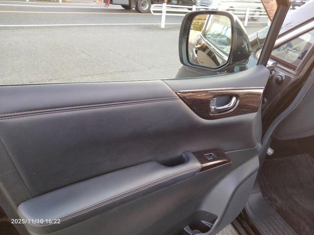 エルグランド ２５０ハイウェイスター　ナビ　フルセグＴＶ　アラウンドビューカメラ　新品タイヤ　後部モニター　ＤＶＤ　ＢＬＵＥＴＯＯＴＨ　両側パワスラ　インテリキー　プッシュスタート　コーナーセンサー　ＨＩＤヘッドライト（48枚目）