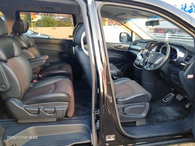 エルグランド ２５０ハイウェイスター　ナビ　フルセグＴＶ　アラウンドビューカメラ　新品タイヤ　後部モニター　ＤＶＤ　ＢＬＵＥＴＯＯＴＨ　両側パワスラ　インテリキー　プッシュスタート　コーナーセンサー　ＨＩＤヘッドライト（49枚目）