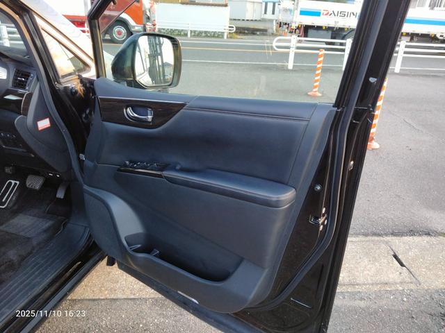 エルグランド ２５０ハイウェイスター　ナビ　フルセグＴＶ　アラウンドビューカメラ　新品タイヤ　後部モニター　ＤＶＤ　ＢＬＵＥＴＯＯＴＨ　両側パワスラ　インテリキー　プッシュスタート　コーナーセンサー　ＨＩＤヘッドライト（50枚目）