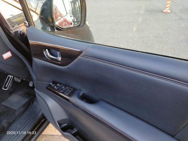 エルグランド ２５０ハイウェイスター　ナビ　フルセグＴＶ　アラウンドビューカメラ　新品タイヤ　後部モニター　ＤＶＤ　ＢＬＵＥＴＯＯＴＨ　両側パワスラ　インテリキー　プッシュスタート　コーナーセンサー　ＨＩＤヘッドライト（51枚目）