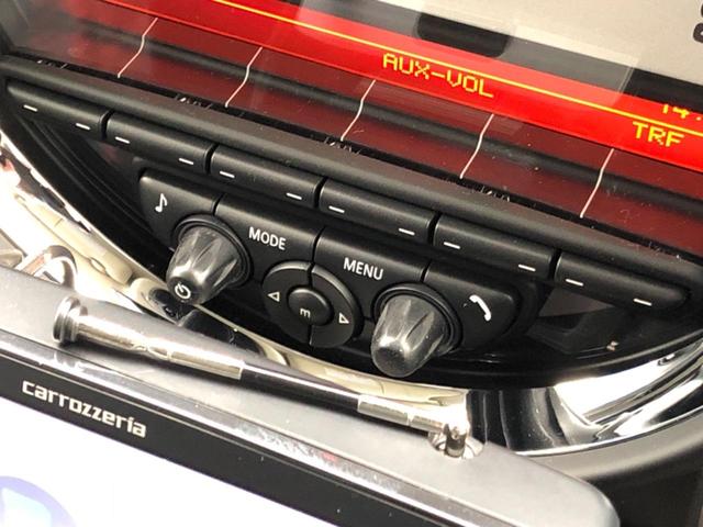 クーパー　クロスオーバー　ポータブルナビ　ＡＵＸ接続　ＥＴＣ車載器搭載　オートエアコン　オートライト　キーレスエントリー　横滑り防止機能付　電動格納ミラー　ＨＩＤヘッド　ヘッドライトウォッシャー　禁煙(45枚目)