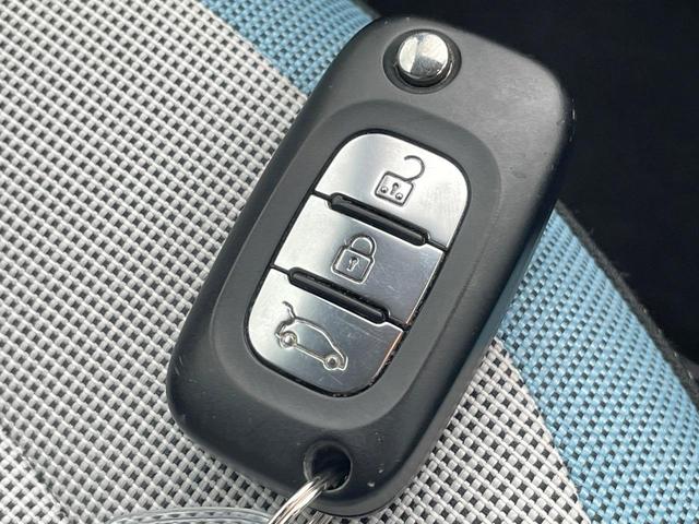 トゥインゴ インテンス　キャンバストップ　キャンバストップ　バックソナー　オートクルーズコントロール　オートライト　キーレスキー　Ｂｌｕｅｔｏｏｔｈ　オートエアコン　ＬＥＤヘッドライト　純正１５インチアルミホイール　雨滴感応式オートワイパー（6枚目）