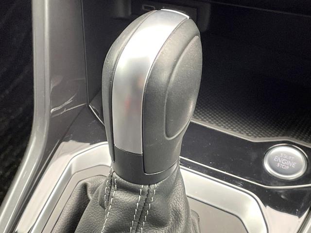 Ｔ－ロック ＴＤＩ　Ｒライン　レーダークルーズコントロール　バックカメラ　ブラインドスポットアシスト　アップルカープレイ　デジタルコックピッドプロ　ＬＥＤヘッドライト　オートハイビーム　パワーバックドア　スマートキー　純正ナビ（13枚目）