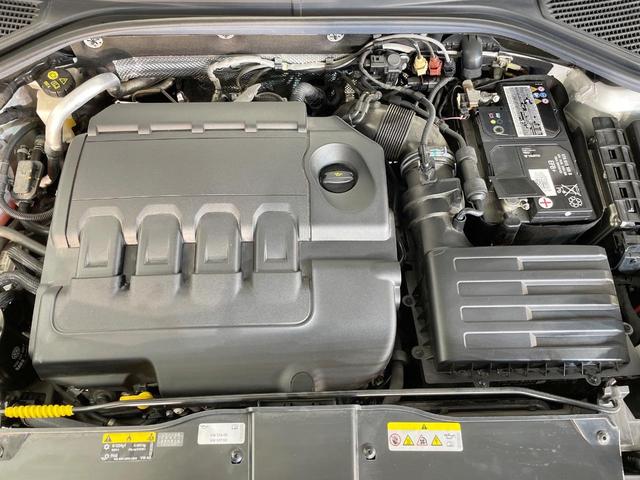 Ｔ－ロック ＴＤＩ　Ｒライン　レーダークルーズコントロール　バックカメラ　ブラインドスポットアシスト　アップルカープレイ　デジタルコックピッドプロ　ＬＥＤヘッドライト　オートハイビーム　パワーバックドア　スマートキー　純正ナビ（20枚目）