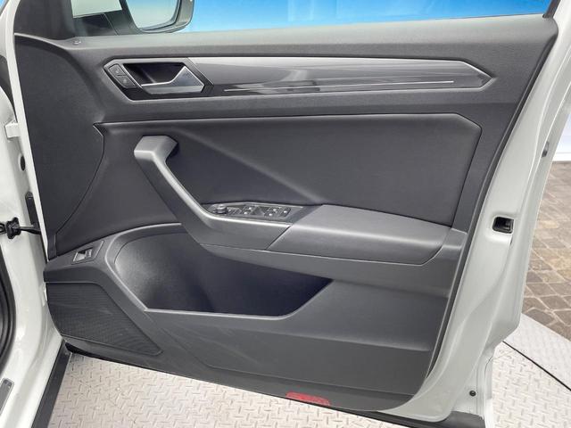 Ｔ－ロック ＴＤＩ　Ｒライン　レーダークルーズコントロール　バックカメラ　ブラインドスポットアシスト　アップルカープレイ　デジタルコックピッドプロ　ＬＥＤヘッドライト　オートハイビーム　パワーバックドア　スマートキー　純正ナビ（41枚目）