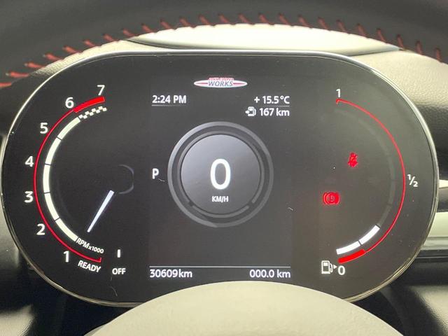 ＭＩＮＩ ジョンクーパーワークスＧＰインスパイアードエデション　特別仕様車　３ドア　専用ボディ色レーシンググレー　デジタルメーター　ヘッドアップディスプレイ　純正１８インチＡＷ　カメラ・パーキングアシストパッケージ　クルコン　ＬＥＤヘッドランプ　ＥＴＣ　禁煙車（5枚目）