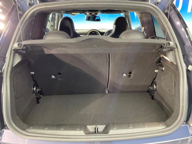 ＭＩＮＩ ジョンクーパーワークスＧＰインスパイアードエデション　特別仕様車　３ドア　専用ボディ色レーシンググレー　デジタルメーター　ヘッドアップディスプレイ　純正１８インチＡＷ　カメラ・パーキングアシストパッケージ　クルコン　ＬＥＤヘッドランプ　ＥＴＣ　禁煙車（11枚目）