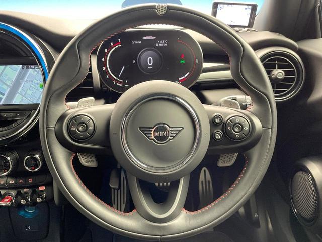 ＭＩＮＩ ジョンクーパーワークスＧＰインスパイアードエデション　特別仕様車　３ドア　専用ボディ色レーシンググレー　デジタルメーター　ヘッドアップディスプレイ　純正１８インチＡＷ　カメラ・パーキングアシストパッケージ　クルコン　ＬＥＤヘッドランプ　ＥＴＣ　禁煙車（12枚目）