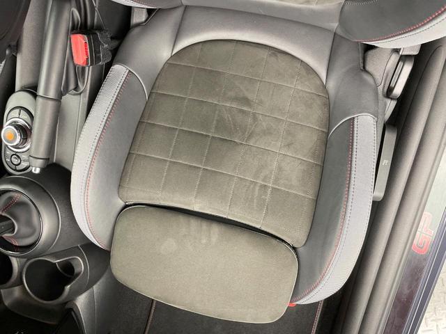 ＭＩＮＩ ジョンクーパーワークスＧＰインスパイアードエデション　特別仕様車　３ドア　専用ボディ色レーシンググレー　デジタルメーター　ヘッドアップディスプレイ　純正１８インチＡＷ　カメラ・パーキングアシストパッケージ　クルコン　ＬＥＤヘッドランプ　ＥＴＣ　禁煙車（36枚目）
