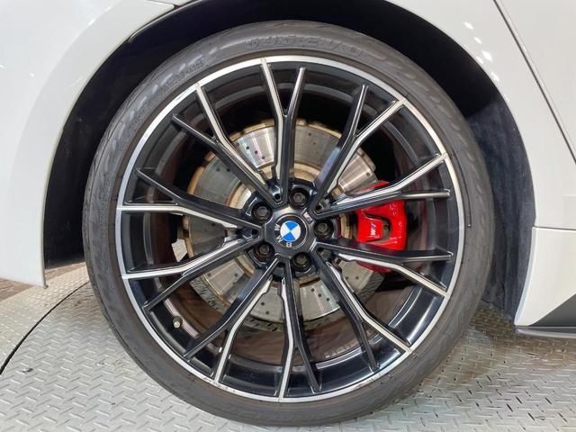 5シリーズ 523d Mスポーツ ハイラインパッケージ Mパフォーマンス20インチAW Mパフォーマンス赤ブレーキキャリパー Mスポーツサス ハイラインPKG カーボンリップ サイドエアロ 黒革 全席シートヒーター 全周囲カメラ アクティブクルコン 禁煙車(34枚目)