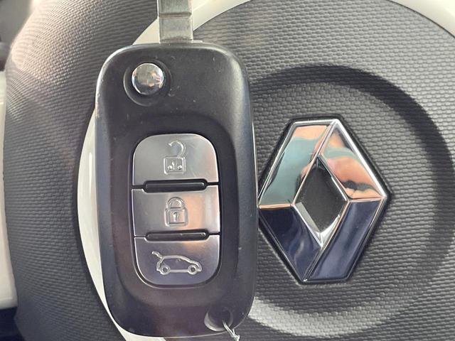 トゥインゴ ＥＤＣ　後期型　アップルカープレイ　バックカメラ　クリアランスソナー　オートクルーズコントロール　キーレスエントリー　車線逸脱警報機能　オートライト　Ｂｌｕｅｔｏｏｔｈ　純正１５インチアルミ　禁煙車（7枚目）