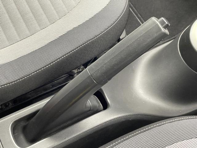 トゥインゴ ＥＤＣ　後期型　アップルカープレイ　バックカメラ　クリアランスソナー　オートクルーズコントロール　キーレスエントリー　車線逸脱警報機能　オートライト　Ｂｌｕｅｔｏｏｔｈ　純正１５インチアルミ　禁煙車（31枚目）