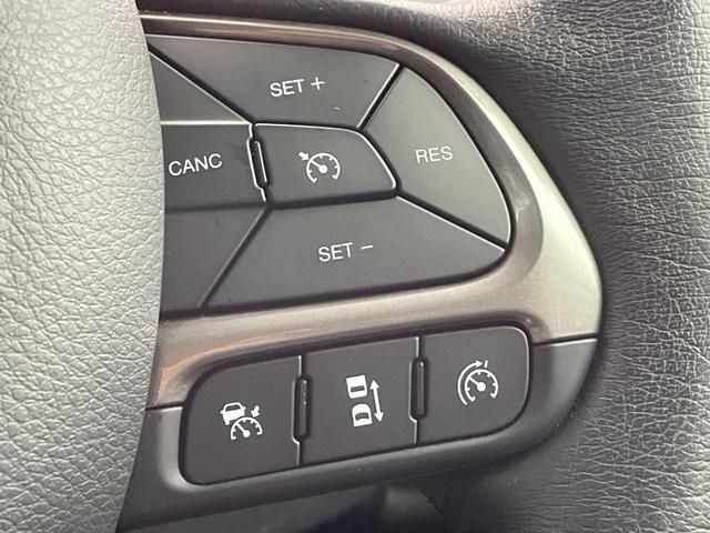 ジープ・レネゲード リミテッド　後期型　黒革　シート／ステアリングヒーター　アダプティブクルコン　ＡｐｐｌｅＣａｒＰｌａｙ　純正ナビ　地デジＴＶ　ブラインドスポット警告　ＬＥＤヘッド　バックカメラ　スマートキー　レーンセンス　禁煙車（4枚目）