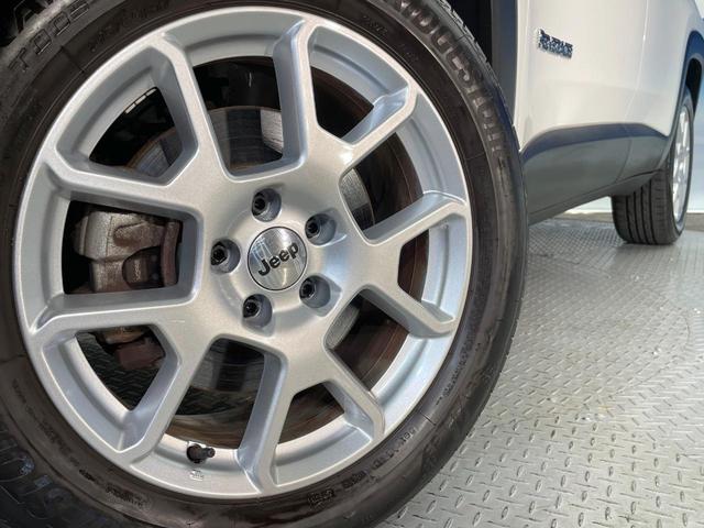 ジープ・レネゲード リミテッド　後期型　黒革　シート／ステアリングヒーター　アダプティブクルコン　ＡｐｐｌｅＣａｒＰｌａｙ　純正ナビ　地デジＴＶ　ブラインドスポット警告　ＬＥＤヘッド　バックカメラ　スマートキー　レーンセンス　禁煙車（14枚目）