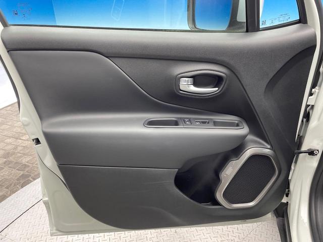 ジープ・レネゲード リミテッド　後期型　黒革　シート／ステアリングヒーター　アダプティブクルコン　ＡｐｐｌｅＣａｒＰｌａｙ　純正ナビ　地デジＴＶ　ブラインドスポット警告　ＬＥＤヘッド　バックカメラ　スマートキー　レーンセンス　禁煙車（30枚目）