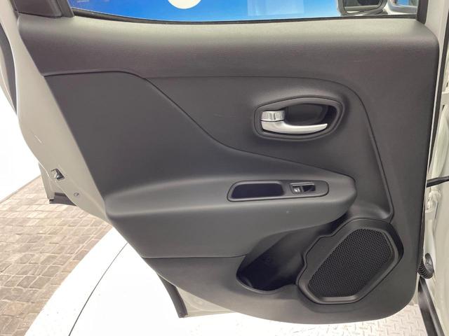 ジープ・レネゲード リミテッド　後期型　黒革　シート／ステアリングヒーター　アダプティブクルコン　ＡｐｐｌｅＣａｒＰｌａｙ　純正ナビ　地デジＴＶ　ブラインドスポット警告　ＬＥＤヘッド　バックカメラ　スマートキー　レーンセンス　禁煙車（32枚目）
