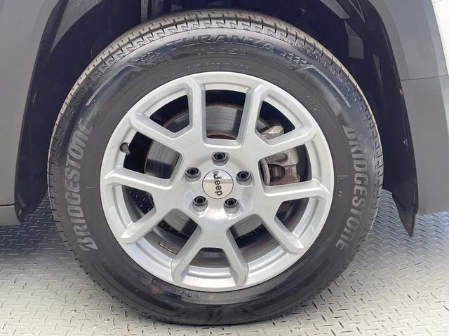 ジープ・レネゲード リミテッド　後期型　黒革　シート／ステアリングヒーター　アダプティブクルコン　ＡｐｐｌｅＣａｒＰｌａｙ　純正ナビ　地デジＴＶ　ブラインドスポット警告　ＬＥＤヘッド　バックカメラ　スマートキー　レーンセンス　禁煙車（33枚目）