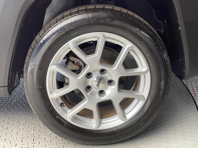 ジープ・レネゲード リミテッド　後期型　黒革　シート／ステアリングヒーター　アダプティブクルコン　ＡｐｐｌｅＣａｒＰｌａｙ　純正ナビ　地デジＴＶ　ブラインドスポット警告　ＬＥＤヘッド　バックカメラ　スマートキー　レーンセンス　禁煙車（35枚目）