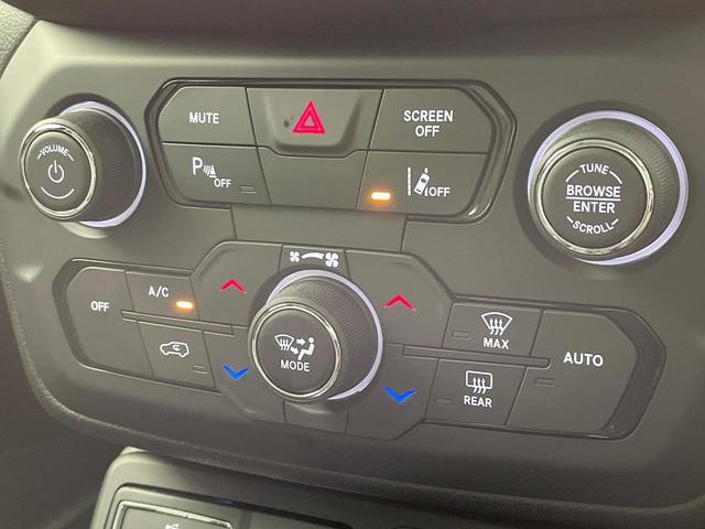ジープ・レネゲード リミテッド　後期型　黒革　シート／ステアリングヒーター　アダプティブクルコン　ＡｐｐｌｅＣａｒＰｌａｙ　純正ナビ　地デジＴＶ　ブラインドスポット警告　ＬＥＤヘッド　バックカメラ　スマートキー　レーンセンス　禁煙車（51枚目）