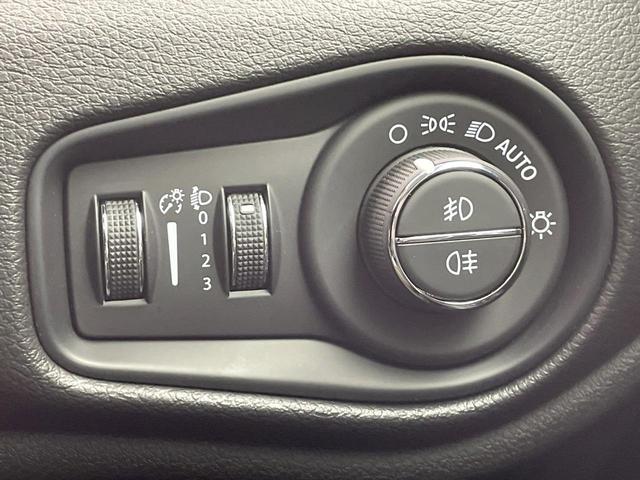 ジープ・レネゲード リミテッド　後期型　黒革　シート／ステアリングヒーター　アダプティブクルコン　ＡｐｐｌｅＣａｒＰｌａｙ　純正ナビ　地デジＴＶ　ブラインドスポット警告　ＬＥＤヘッド　バックカメラ　スマートキー　レーンセンス　禁煙車（58枚目）