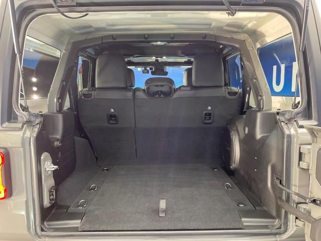 ジープ・ラングラーアンリミテッド ルビコン　黒革シート　レーダークルーズ　純正ナビ　ＡｐｐｌｅＣａｒＰｌａｙ　全周囲カメラ　前席シートヒーター　オートエアコン　キーレスエントリー　ＬＥＤヘッドランプ　純正１７インチアルミホイール　ＥＴＣ　禁煙車（11枚目）