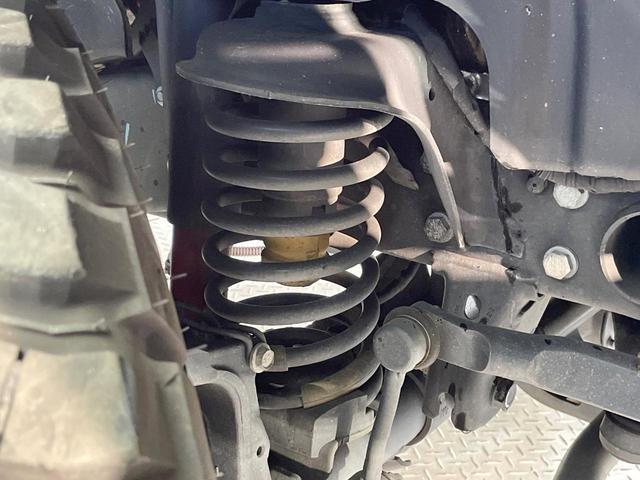 ジープ・ラングラーアンリミテッド ルビコン　黒革シート　レーダークルーズ　純正ナビ　ＡｐｐｌｅＣａｒＰｌａｙ　全周囲カメラ　前席シートヒーター　オートエアコン　キーレスエントリー　ＬＥＤヘッドランプ　純正１７インチアルミホイール　ＥＴＣ　禁煙車（27枚目）