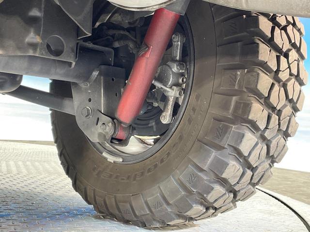 ジープ・ラングラーアンリミテッド ルビコン　黒革シート　レーダークルーズ　純正ナビ　ＡｐｐｌｅＣａｒＰｌａｙ　全周囲カメラ　前席シートヒーター　オートエアコン　キーレスエントリー　ＬＥＤヘッドランプ　純正１７インチアルミホイール　ＥＴＣ　禁煙車（28枚目）