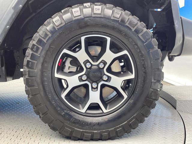 ジープ・ラングラーアンリミテッド ルビコン　黒革シート　レーダークルーズ　純正ナビ　ＡｐｐｌｅＣａｒＰｌａｙ　全周囲カメラ　前席シートヒーター　オートエアコン　キーレスエントリー　ＬＥＤヘッドランプ　純正１７インチアルミホイール　ＥＴＣ　禁煙車（29枚目）