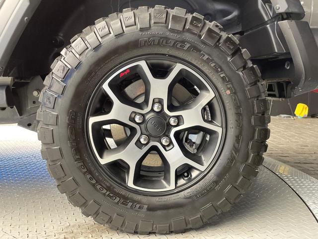 ジープ・ラングラーアンリミテッド ルビコン　黒革シート　レーダークルーズ　純正ナビ　ＡｐｐｌｅＣａｒＰｌａｙ　全周囲カメラ　前席シートヒーター　オートエアコン　キーレスエントリー　ＬＥＤヘッドランプ　純正１７インチアルミホイール　ＥＴＣ　禁煙車（31枚目）