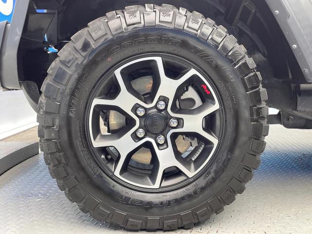 ジープ・ラングラーアンリミテッド ルビコン　黒革シート　レーダークルーズ　純正ナビ　ＡｐｐｌｅＣａｒＰｌａｙ　全周囲カメラ　前席シートヒーター　オートエアコン　キーレスエントリー　ＬＥＤヘッドランプ　純正１７インチアルミホイール　ＥＴＣ　禁煙車（32枚目）
