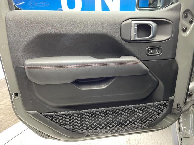 ジープ・ラングラーアンリミテッド ルビコン　黒革シート　レーダークルーズ　純正ナビ　ＡｐｐｌｅＣａｒＰｌａｙ　全周囲カメラ　前席シートヒーター　オートエアコン　キーレスエントリー　ＬＥＤヘッドランプ　純正１７インチアルミホイール　ＥＴＣ　禁煙車（33枚目）